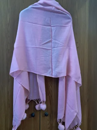 Bufanda rosa con pompones