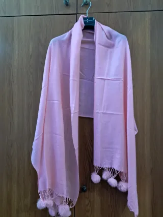 Bufanda rosa con pompones