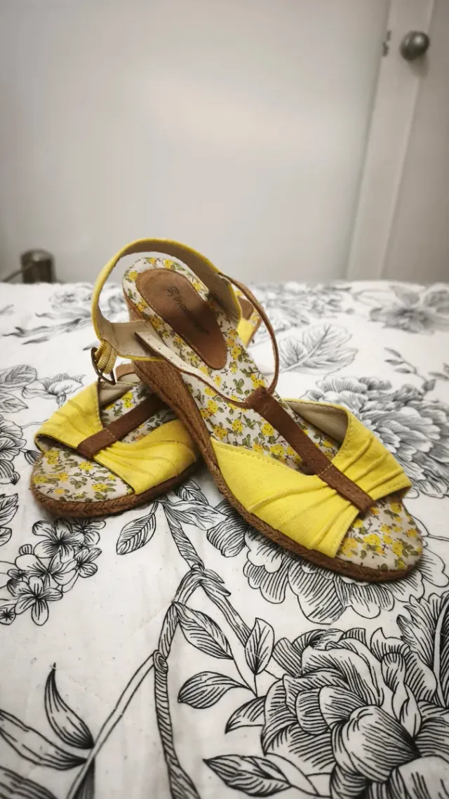 Sandalias cuña amarillas y marrones