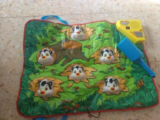 Juego de golpear topos con martillo y base