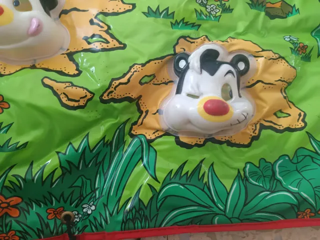 Juego de golpear topos con martillo y base