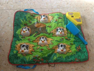 Juego de golpear topos con martillo y base