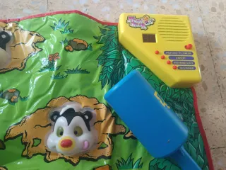 Juego de golpear topos con martillo y base