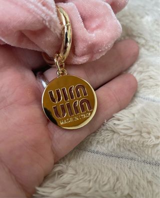 Fermacapelli Miu Miu rosa con charm dorato