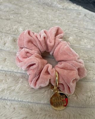 Fermacapelli Miu Miu rosa con charm dorato