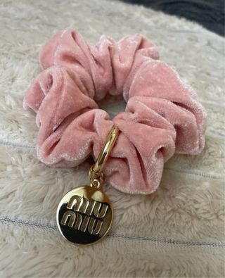 Fermacapelli Miu Miu rosa con charm dorato