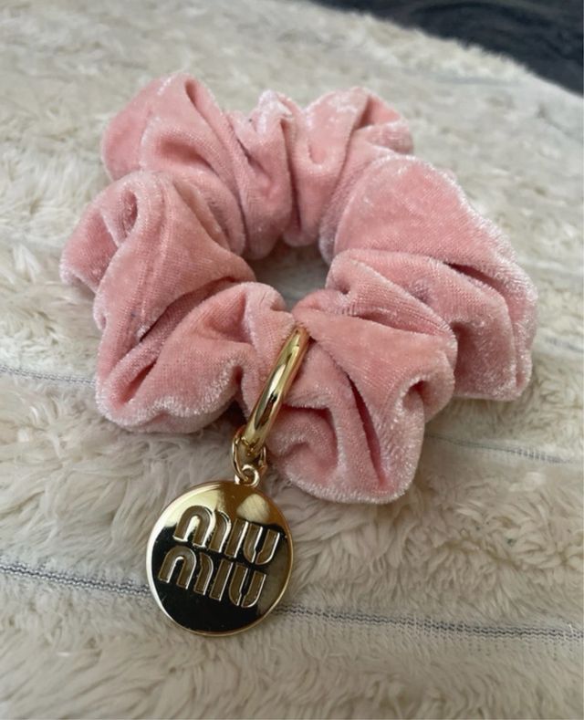 Fermacapelli Miu Miu rosa con charm dorato