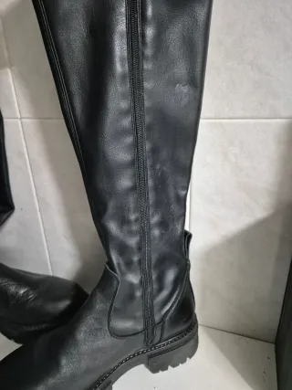 Botas altas de piel negras