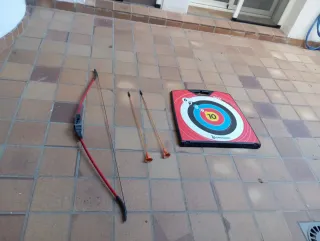 Arco, flechas y diana de tiro