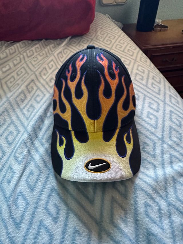 Gorra Nike con diseño de llamas