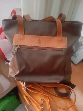 Bolso marrón con logo