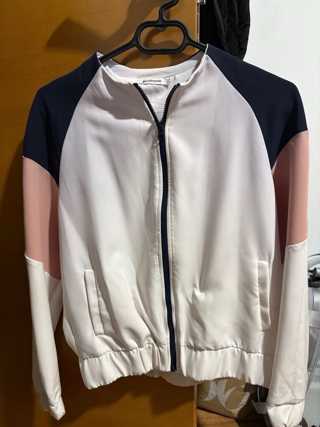 Chaqueta finaStradivarius blanca mangas azul/rosa