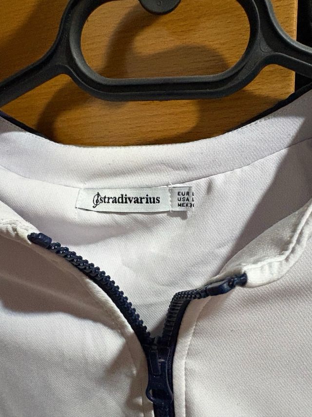 Chaqueta finaStradivarius blanca mangas azul/rosa
