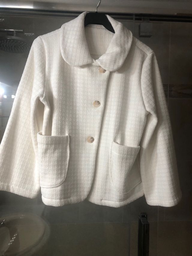 Chaqueta beige con botones