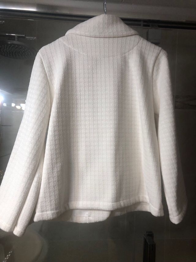 Chaqueta beige con botones