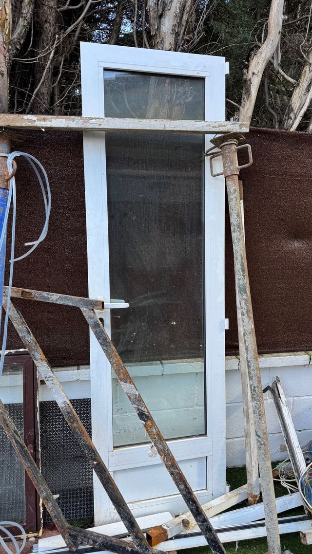 Puerta ventana grande blanca con llave