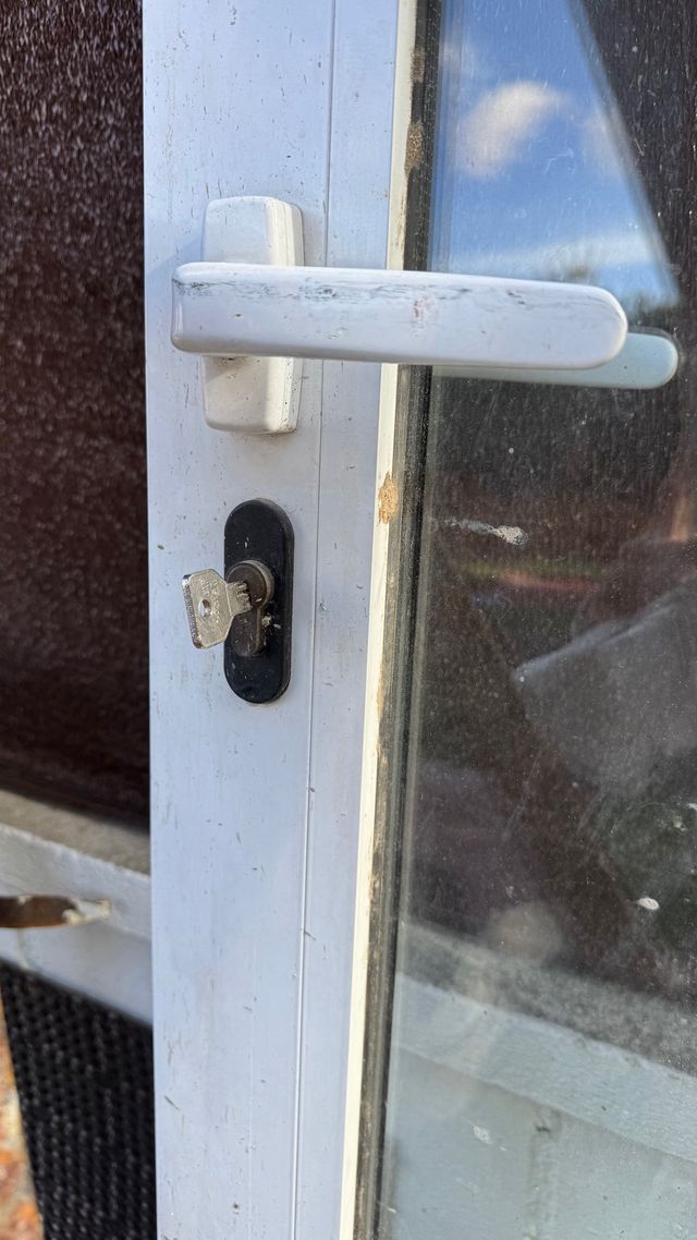 Puerta ventana grande blanca con llave