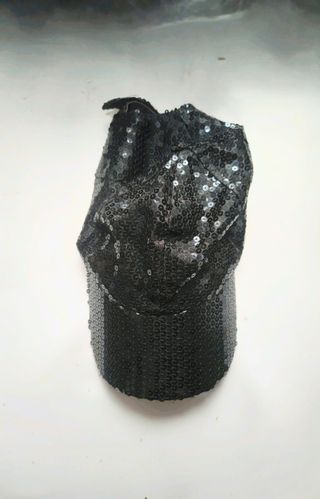 Cappello visiera paillettes nere regolabile
