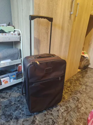 Maleta de viaje negra con ruedas