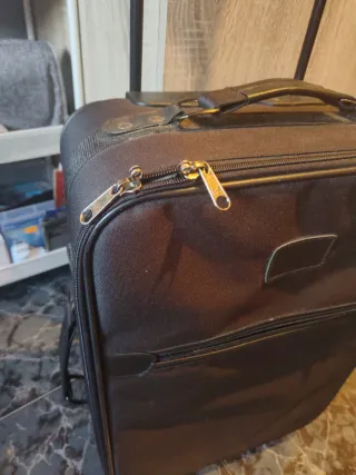 Maleta de viaje negra con ruedas