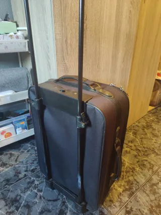 Maleta de viaje negra con ruedas