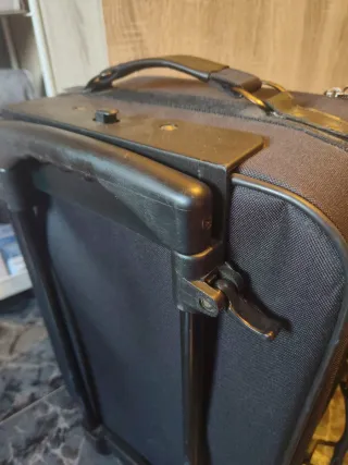 Maleta de viaje negra con ruedas