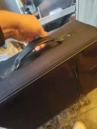 Maleta de viaje negra con ruedas