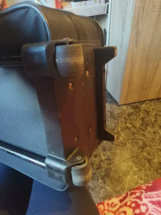 Maleta de viaje negra con ruedas