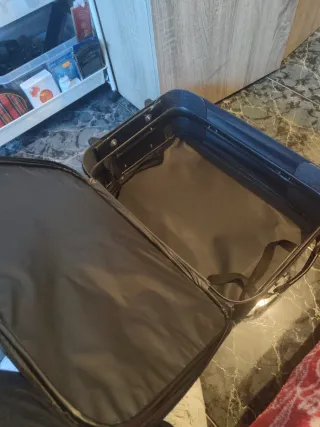 Maleta de viaje negra con ruedas