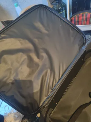 Maleta de viaje negra con ruedas