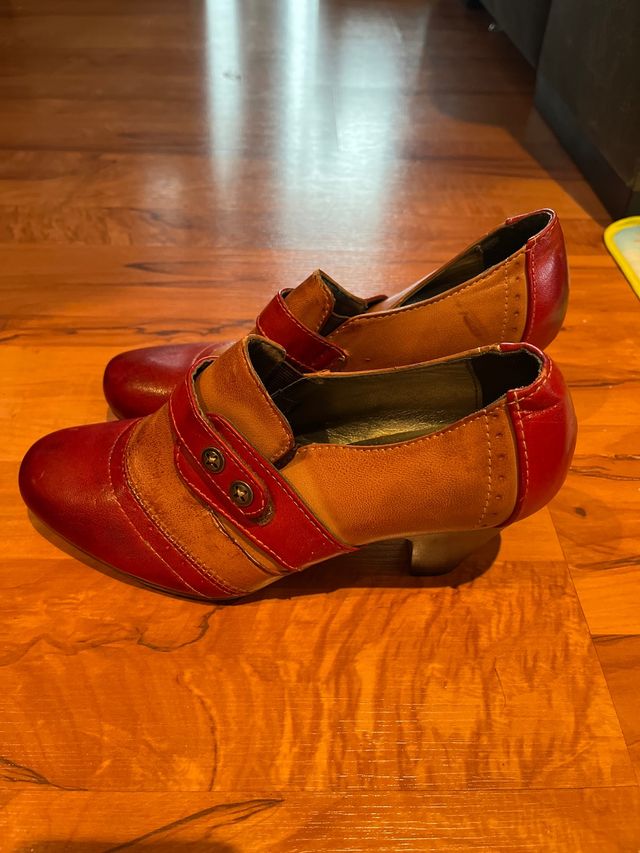 Zapatos de tacón marrones y rojos