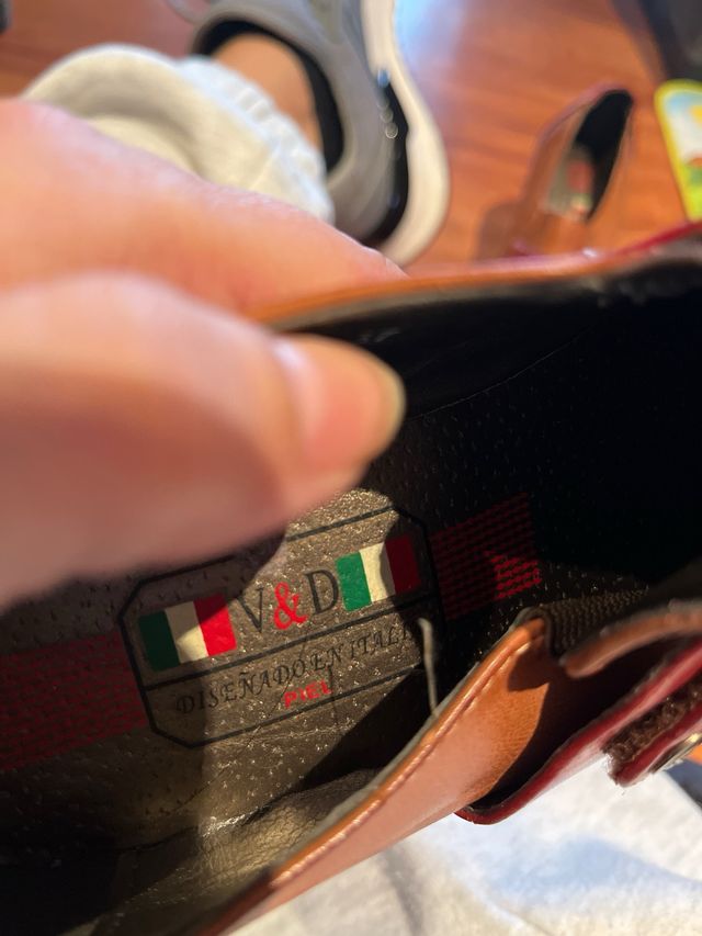 Zapatos de tacón marrones y rojos