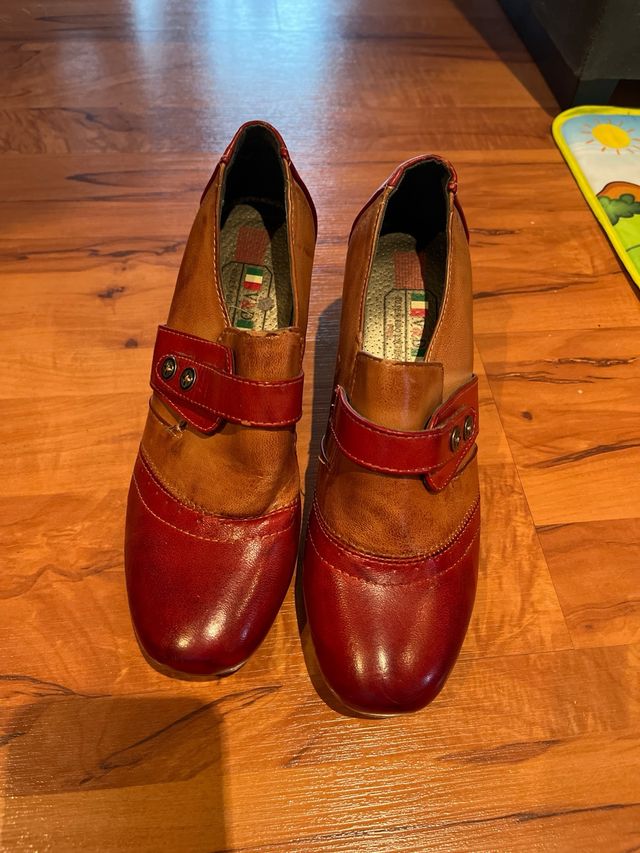 Zapatos de tacón marrones y rojos