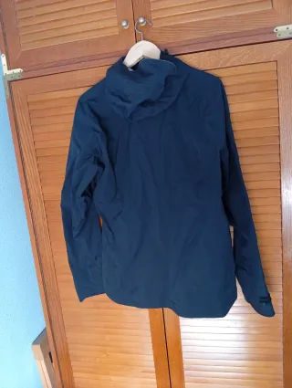 Chubasquero chico negro