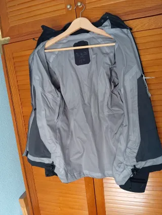 Chubasquero chico negro