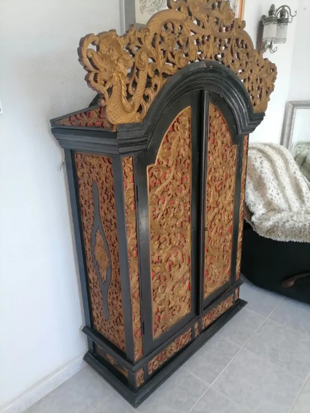 Mueble Balinés Tallado Dorado y Negro