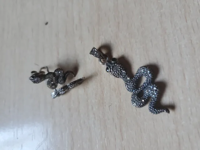 Colgantes y pendientes serpiente con pedrería