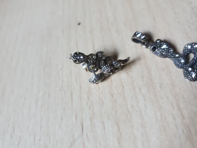 Colgantes y pendientes serpiente con pedrería
