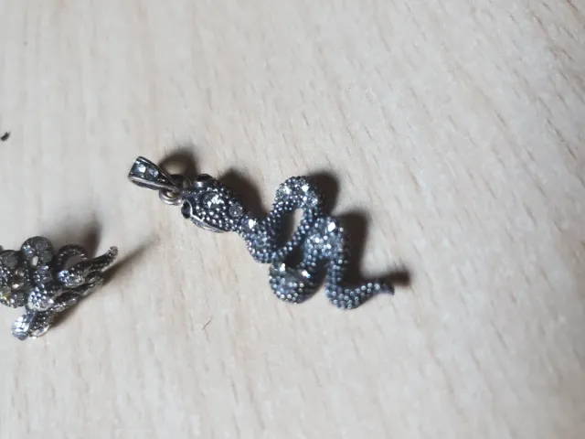 Colgantes y pendientes serpiente con pedrería