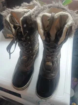 Botas de agua marrones y doradas