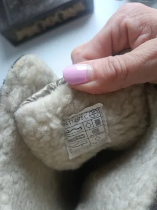 Botas de agua marrones y doradas