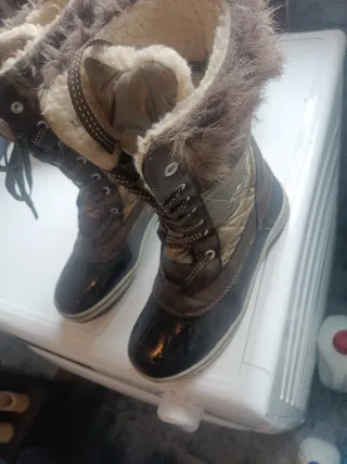 Botas de agua marrones y doradas