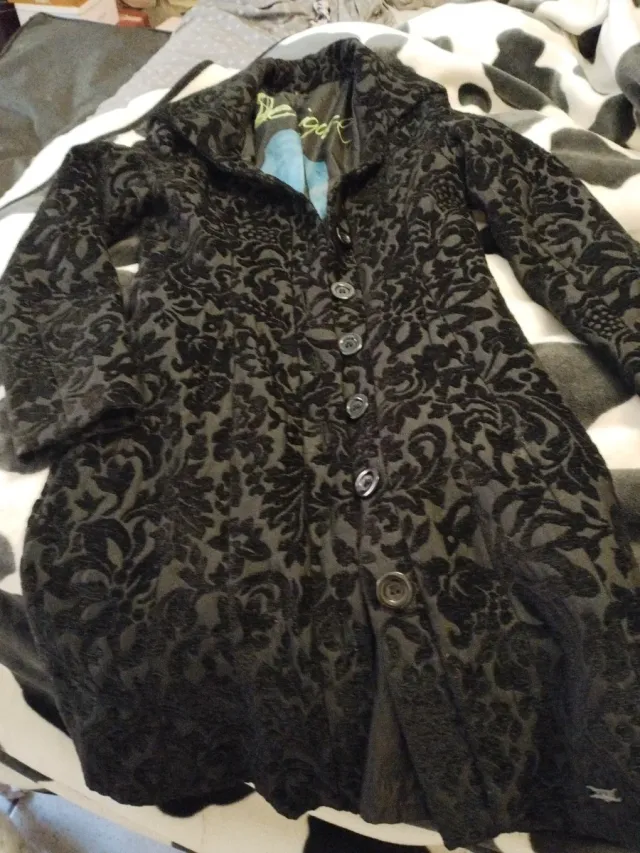 Abrigo Desigual negro estampado