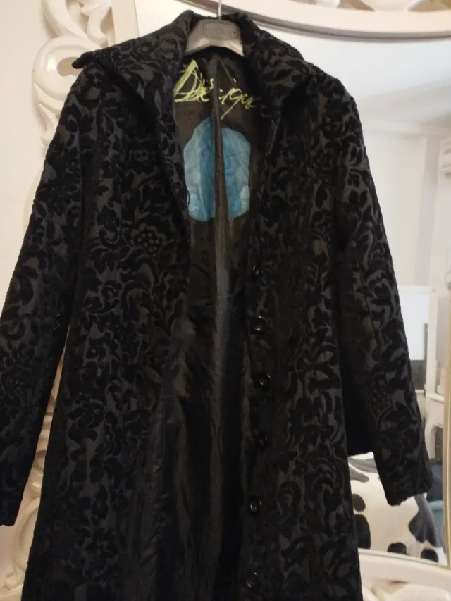 Abrigo Desigual negro estampado