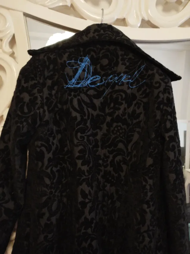 Abrigo Desigual negro estampado