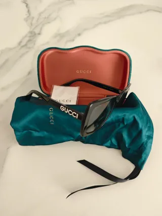 Gafas Gucci GG0418S Negras y Doradas