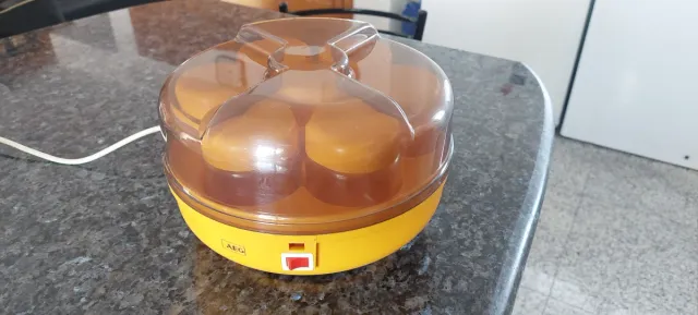 Yogurtera AEG con 7 vasos y tapas