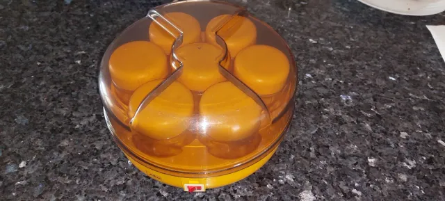 Yogurtera AEG con 7 vasos y tapas