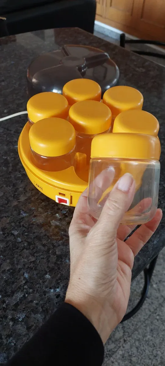 Yogurtera AEG con 7 vasos y tapas
