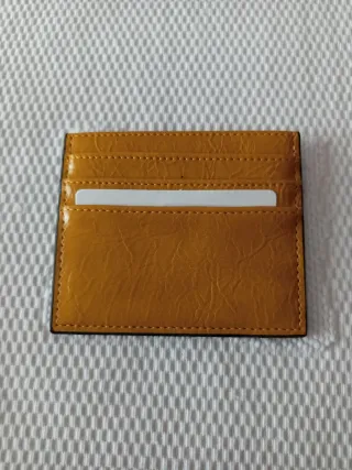 Tarjetero color mostaza